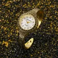 Primo piano dell'orologio rigido vintage dorato CANSNOW con eleganti dettagli intrecciati - Cassa Oro Quadrante Argento