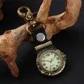 Λεπτομερής κοντινή λήψη vintage χάλκινου ρολογιού με φωτεινό καντράν πάνω σε ξύλο - Βίντατζ Μπρονζέ Χρώμα (874429528969)