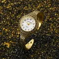 Primo piano dell'orologio rigido dorato CANSNOW su sfondo nero e oro testurizzato - Cassa Oro Quadrante Bianco