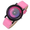 Dettaglio ravvicinato dell'esclusivo quadrante a vortice e del cinturino in pelle rosa dell'orologio - Rosa
