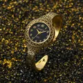 Dettaglio dell'orologio rigido CANSNOW vintage dorato con quadrante nero e trama intrecciata - Cassa Oro Quadrante Nero