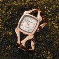 Nahaufnahme der roségoldenen Cansnow-Uhr mit quadratischem Zifferblatt und Armband - Roségold