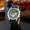 Primo piano dell'orologio WoMaGe da uomo con quadrante verde, grandi numeri e pelle - Verde