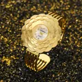 Elegante dettaglio dell'orologio rigido al quarzo dorato con design a fiore ondulato da donna - Cassa Oro Quadrante Bianco / Oro e Argento