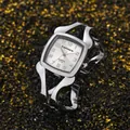 Silberne Damenuhr mit quadratischem Gehäuse und einem gedrehten Armband aus Metall - Silber / Silber
