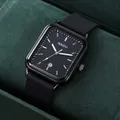Primo piano dell'orologio al quarzo NAIDU con cinturino in silicone nero e data - Cinturino Nero Quadrante Nero