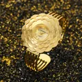 Vista dettagliata della lunetta ondulata dorata di lusso sull'orologio a bracciale - Cassa Oro Quadrante Champagne / Oro