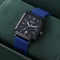 Primo piano di un orologio al quarzo rettangolare con cinturino in silicone blu - Cinturino Blu Quadrante Nero