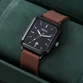 Vista ravvicinata dell'orologio al quarzo rettangolare NAIDU con cinturino marrone - Cinturino Marrone Quadrante Nero