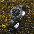 Dettaglio orologio a bracciale CANSNOW in argento vintage con lunetta intrecciata e quadrante nero - Cassa Argento Quadrante Nero