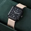 Primo piano dettagliato di un orologio al quarzo rettangolare con cinturino in silicone beige - Cinturino Rosa Quadrante Nero