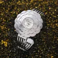Vista macro ravvicinata di un orologio a bracciale al quarzo a forma di fiore argento - Cassa Argento Quadrante Bianco / Argento