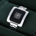 Primo piano dell'orologio al quarzo CANSNOW con quadrante quadrato e cinturino in acciaio - Quadrante Nero Argento