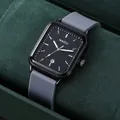 Primo piano di un orologio al quarzo rettangolare con quadrante nero e cinturino in silicone grigio - Cinturino Grigio Quadrante Nero
