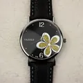Elegante orologio da donna con cinturino in pelle nera e motivo floreale dorato sul quadrante. - Cinturino Nero Quadrante Nero Fiore d'Oro