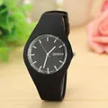 Minimalistische schwarze Geneva-Silikonuhr mit ultradünnem Armband für Mode-Studenten - Schwarz