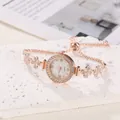 Detailansicht der roségoldenen Damenuhr mit Strassblumen und verstellbarem Armband - Roségold