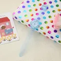 Primer plano de un reloj de cuarzo azul transparente sobre fondo de caja de regalo colorida - Longitud: 23cm Esfera: 3,2cm / Azul claro