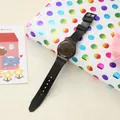 Primer plano detallado de reloj de cuarzo negro con correa transparente - Longitud: 23cm Esfera: 3,2cm / Negro