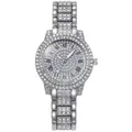 Vue rapprochée frontale d'une montre à quartz argentée de luxe avec cadran romain - Montre Seule / Argent