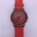 Trendy kwartshorloge met rode denim textuur, bronzen kast en zwarte Romeinse cijfers - Rood