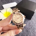 Elegante orologio da donna in oro rosa con lunetta in strass e numeri romani: vista dettagliata - Oro rosa