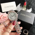 Detailopname van luxe horloge met strassteentjes, Romeinse cijfers en geschenkdoos - Roségoud en Zilver