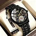 Gros plan de montre squelette noire pour homme avec chiffres romains dorés. - Boîtier Noir Cadran Noir Index Or - Bracelet Acier