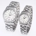 Vue détaillée des montres à quartz en acier argenté avec lunettes cannelées et cadrans blancs. - Hommes Boîtier Argent Cadran Blanc
