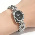 Montre à quartz argentée avec cadran ovale et bracelet chaîne portée au poignet - Boîtier Argenté Cadran Noir
