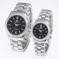 Détail de montres à quartz pour couple en argent avec cadran noir et lunette cannelée - Femmes Boîtier Argent Cadran Noir
