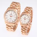 Primo piano di eleganti orologi al quarzo per coppia in oro rosa con cinturini in acciaio. - Oro Rosa Quadrante Bianco Uomini