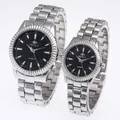 Vista dettagliata professionale di orologi al quarzo per coppia in argento con quadranti neri in acciaio - Argento Quadrante Nero Uomini