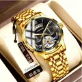 Détail macro d'une montre tourbillon squelette dorée pour homme avec cadran noir élégant - Boîtier Or Cadran Noir - Bracelet en Acier