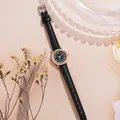 Montre femme minimaliste avec fin bracelet en cuir noir et petit cadran rond en or rose - Bracelet Noir Cadran Noir