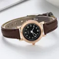 Montre à quartz élégante pour femme avec petit cadran noir et bracelet en cuir marron. - Bracelet Café Cadran Noir