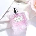 Frasco de vidrio cuadrado elegante con perfume de rosa rosa para mujer sobre tela - Nueva Dulce Rosa