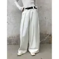 Jean en denim blanc cassé à jambes larges pour femmes, style minimaliste avec ceinture noire - Blanc
