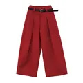 Pantalon en jean bordeaux à jambes larges élégant avec une ceinture tressée noire chic - Rouge