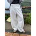 Weiße Curved-Jeans im Vintage-Stil mit weitem Bein und lockerer Passform - M / Weiß