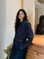 Mannequin asiatique portant une chemise boutonnée bleu marine et un jean en décor intérieur - S / Hauts / Bleu saphir