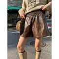 Bruine glanzende kunstleren shorts met wijde pijpen en elastische taille voor dames - koffiekleur