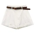 Pantalones cortos blancos de talle alto plisados con cinturón marrón y dobladillo - S / Bottoms / Blanco