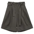 Elegantes pantalones cortos gris oscuro de corte A con pernera ancha, cinturón y vuelta - Gris oscuro