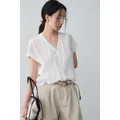 Elegante camisa blanca con cuello en V efecto dos piezas en tejido fresco y suave - M / Tops / Blanco