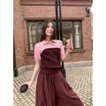 Tweekleurig gebreid shirt met korte mouwen en asymmetrische kraag in roze en bordeaux - S / Top (NH257055) / Bruin
