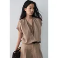 Elegante blusa beige con cuello en V efecto dos piezas para mujer, top suave y fresco - M / Tops / Verde Grisáceo