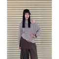 Ασιάτισσα μοντέλο με ριγέ καφέ και λευκό oversized σετ δύο τεμαχίων με φαρδύ παντελόνι - Ένα μέγεθος / Τοπ Και Παντελόνι / Λευκές Καφέ Ρίγες