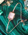 Elegante Damenarmbanduhr in Goldoptik mit rosa Perlmutt-Zifferblatt und Kristall-Gliederband - Roségold Rosa Zifferblatt Roségold Armband