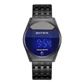 Detaillierte Nahaufnahme einer schwarzen LED-Touchscreen-Digitaluhr mit blauem Zifferblatt - Schwarz Blau